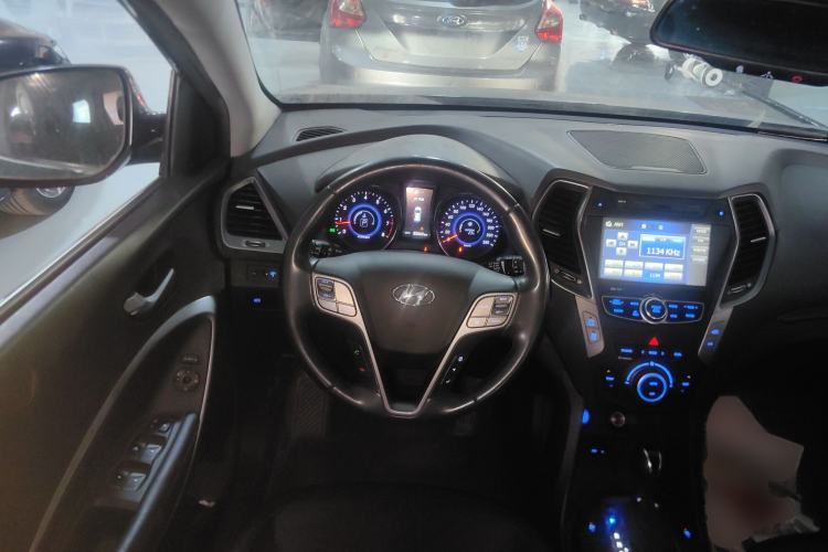 Used Hyundai Grand SantaFe 2013 3.0L 7-seat Four-Wheel-Drive Luxury Edition Center Console