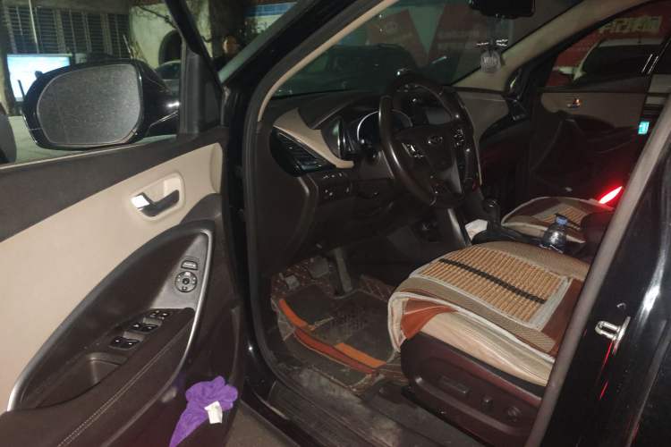 Used Hyundai Grand SantaFe 2013 3.0L 6-seat 4x4 Comfort Edition Driver Seat