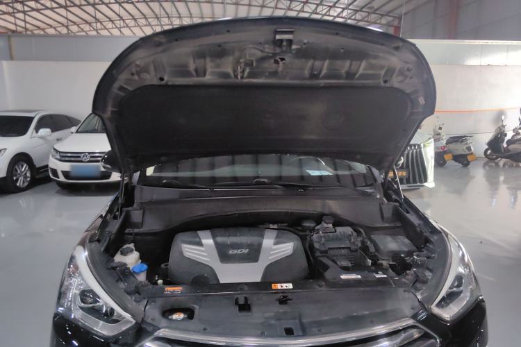 Used Hyundai Grand SantaFe 2013 3.0L 7-seat Four-Wheel-Drive Luxury Edition Engine Bay