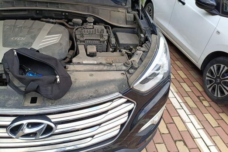 Used Hyundai Grand SantaFe 2013 3.0L 6-seat 4x4 Comfort Edition Engine Bay Left