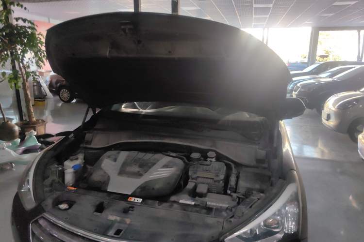 Used Hyundai Grand SantaFe 2013 3.0L 7-seat Four-Wheel-Drive Luxury Edition Engine Bay