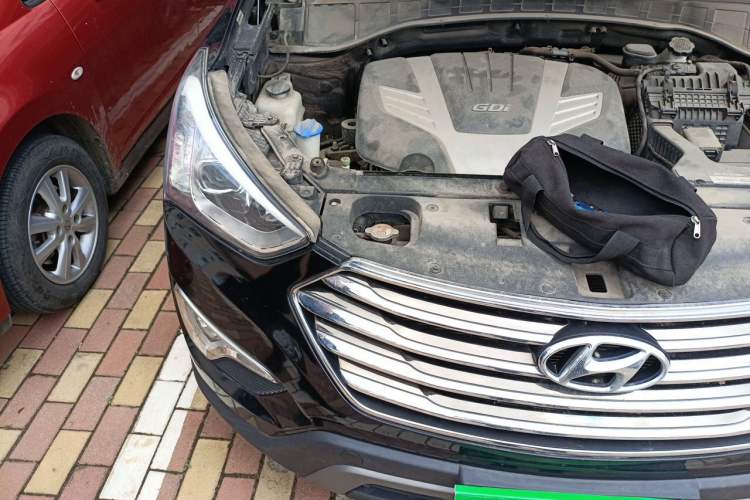 Used Hyundai Grand SantaFe 2013 3.0L 6-seat 4x4 Comfort Edition Engine Bay Right