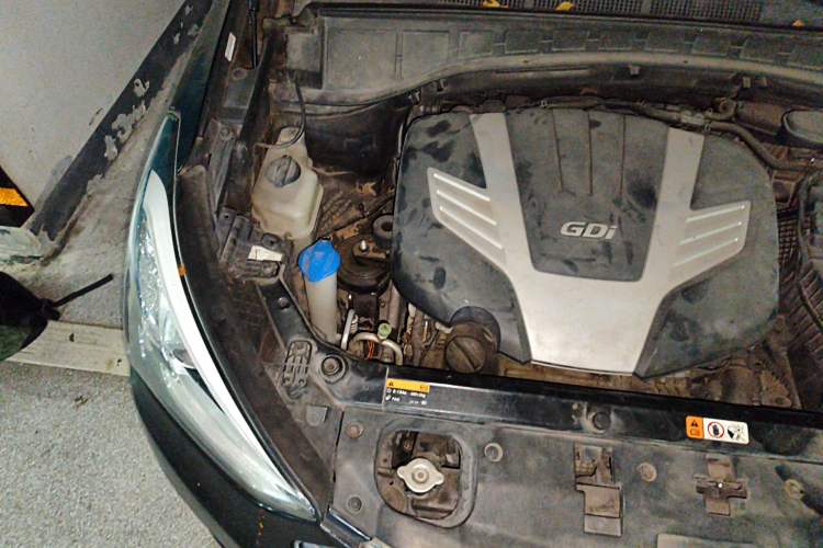 Used Hyundai Grand SantaFe 2013 3.0L 7-Seater Four-Wheel-Drive Comfort Edition Engine Bay Right