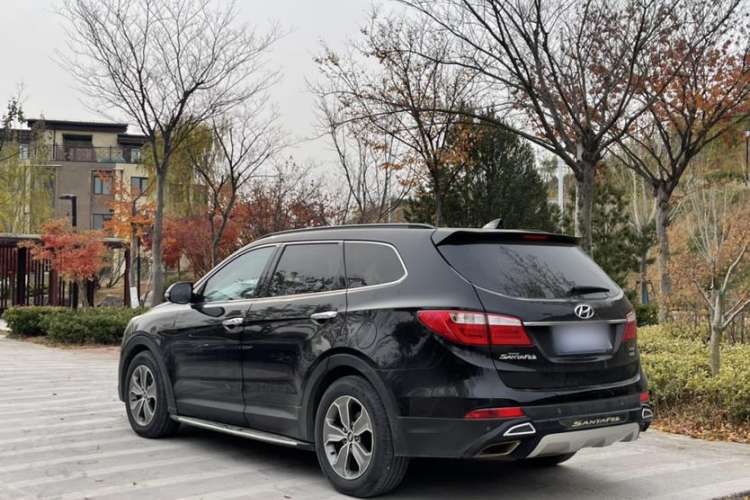 Used Hyundai Grand SantaFe 2013 3.0L 7-Seater Four-Wheel-Drive Comfort Edition Exterior 2