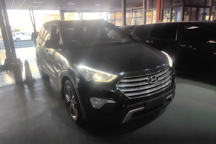 Used Hyundai Grand SantaFe 2013 3.0L 7-seat Four-Wheel-Drive Luxury Edition Front Right 45 Deg