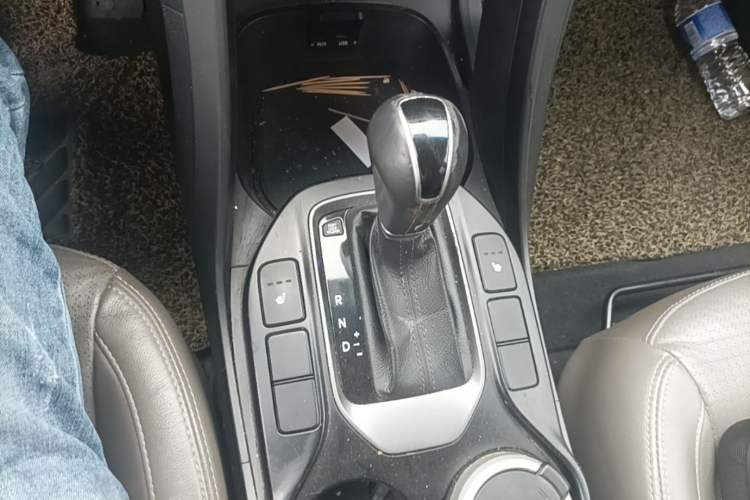 Used Hyundai Grand SantaFe 2013 3.0L 7-Seater Four-Wheel-Drive Comfort Edition Gear Lever