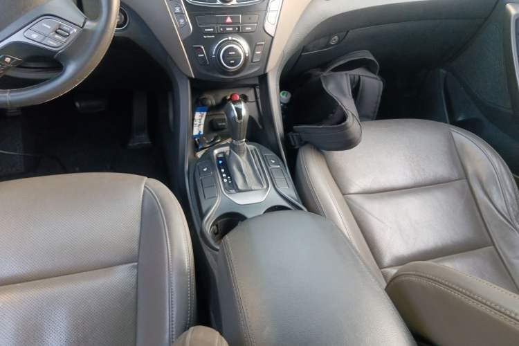 Used Hyundai Grand SantaFe 2013 2.2T 7-Seater Four-Wheel-Drive Comfort Edition Gear Lever