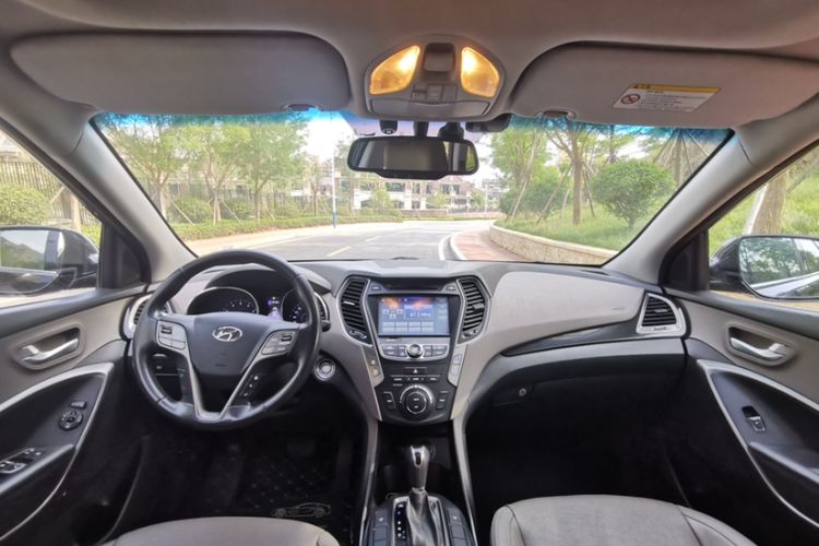 Used Hyundai Grand SantaFe 2013 3.0L 7-Seater Four-Wheel-Drive Comfort Edition Interior 2