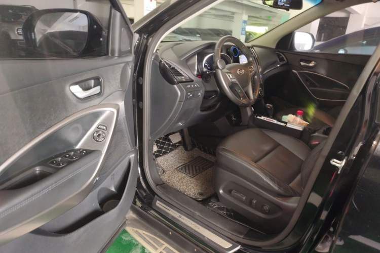 Used Hyundai Grand SantaFe 2013 2.2T 7-Seater Four-Wheel-Drive Comfort Edition Interior 3