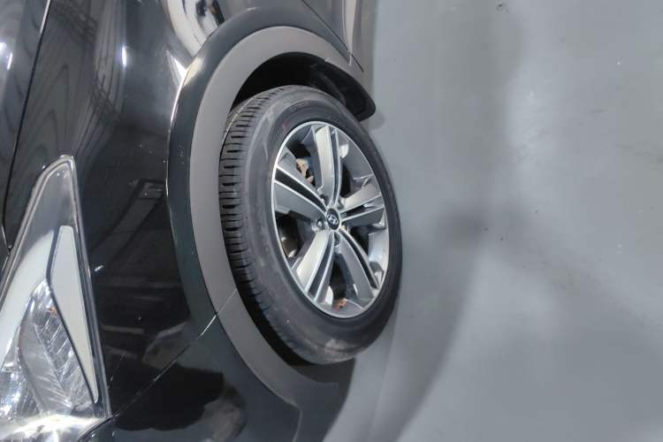 Used Hyundai Grand SantaFe 2013 3.0L 7-seat Four-Wheel-Drive Luxury Edition Left Front Wheel Hub