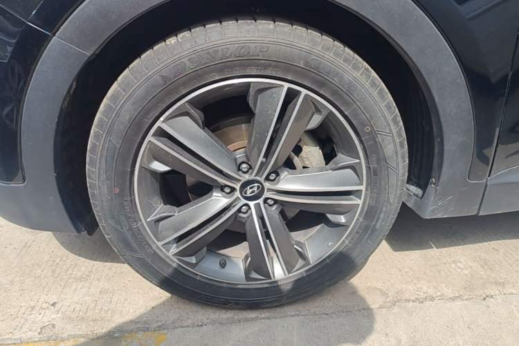 Used Hyundai Grand SantaFe 2013 3.0L 7-seat Four-Wheel-Drive Luxury Edition Left Front Wheel Hub