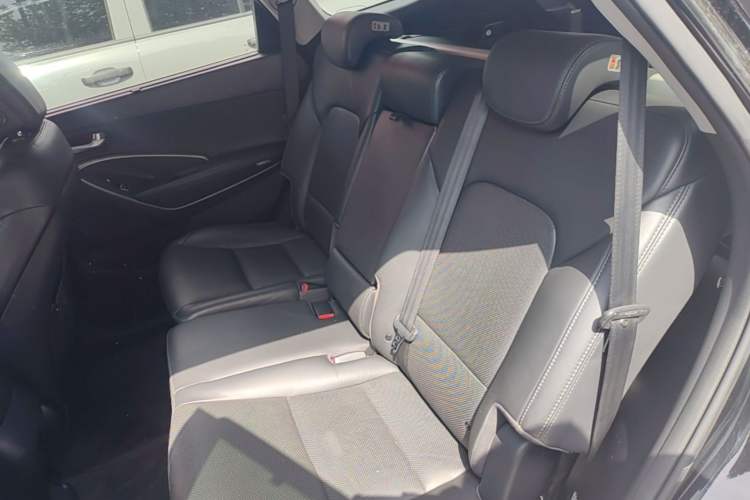 Used Hyundai Grand SantaFe 2013 3.0L 7-seat Four-Wheel-Drive Luxury Edition Left Rear Seat