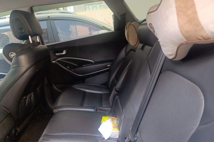 Used Hyundai Grand SantaFe 2013 2.2T 7-Seater Four-Wheel-Drive Comfort Edition Left Rear Seat