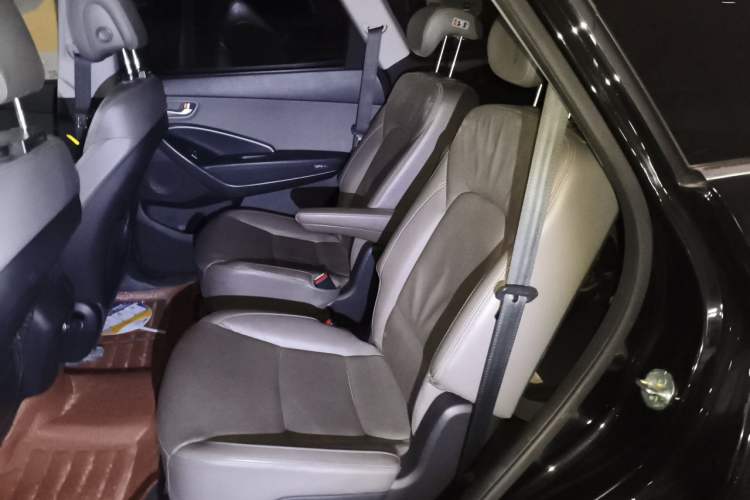 Used Hyundai Grand SantaFe 2013 2.2T 6-Seater Four-Wheel Drive Comfort Edition Left Rear Seat