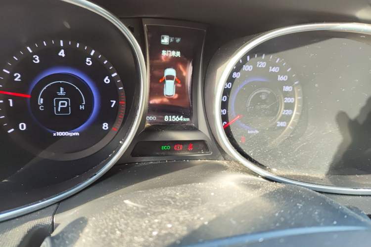 Used Hyundai Grand SantaFe 2013 3.0L 7-Seater Four-Wheel-Drive Comfort Edition Odometer Close Up