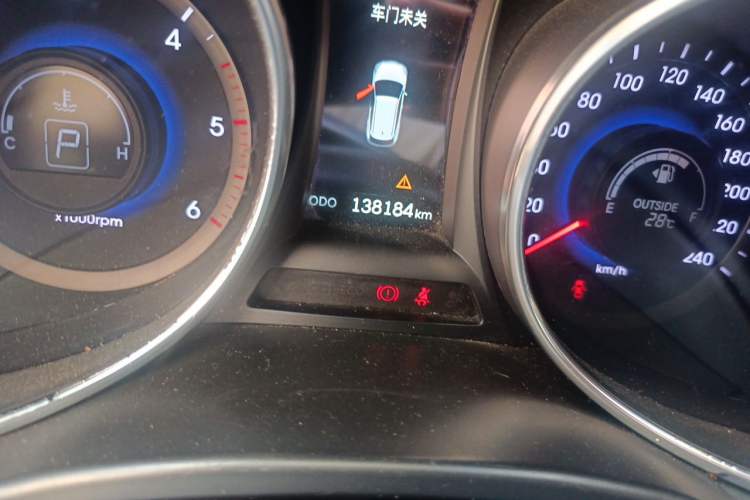 Used Hyundai Grand SantaFe 2013 2.2T 7-Seater Four-Wheel-Drive Comfort Edition Odometer Close Up
