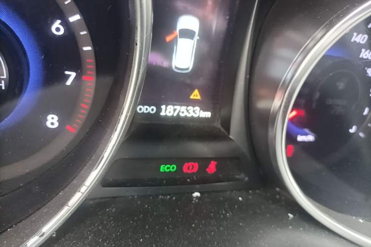 Used Hyundai Grand SantaFe 2013 3.0L 7-Seater Four-Wheel-Drive Comfort Edition Odometer Close Up