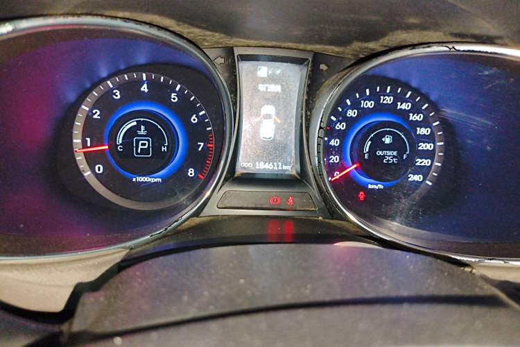 Used Hyundai Grand SantaFe 2013 3.0L 7-Seater Four-Wheel-Drive Comfort Edition Odometer Close Up