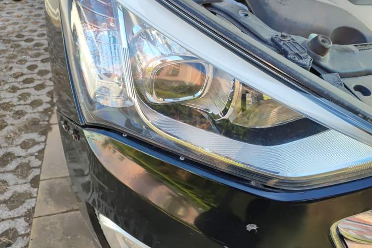 Used Hyundai Grand SantaFe 2013 3.0L 7-Seater Four-Wheel-Drive Comfort Edition Right Front Headlight