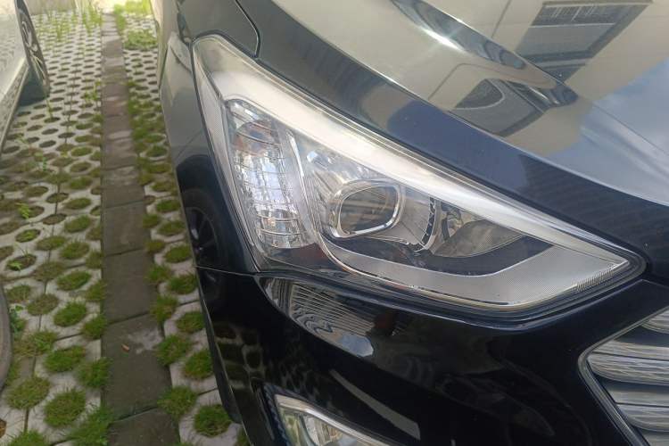 Used Hyundai Grand SantaFe 2013 2.2T 7-Seater Four-Wheel-Drive Comfort Edition Right Front Headlight