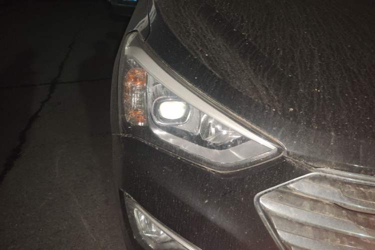 Used Hyundai Grand SantaFe 2013 3.0L 6-seat 4x4 Comfort Edition Right Front Headlight