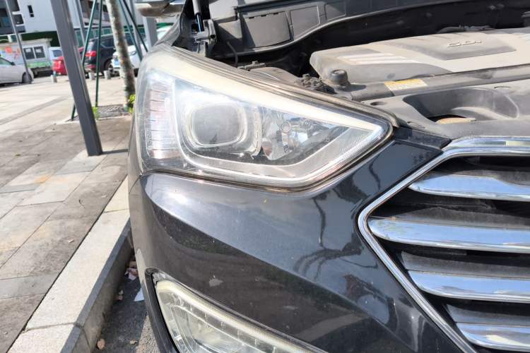 Used Hyundai Grand SantaFe 2013 3.0L 7-Seater Four-Wheel-Drive Comfort Edition Right Front Headlight