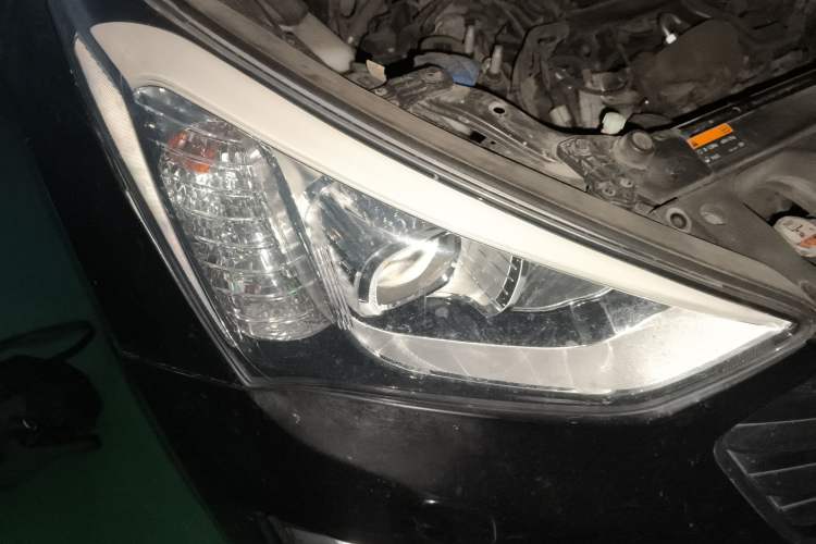 Used Hyundai Grand SantaFe 2013 3.0L 7-seat Four-Wheel-Drive Luxury Edition Right Front Headlight