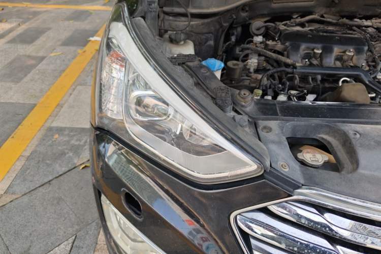 Used Hyundai Grand SantaFe 2013 3.0L 7-Seater 4x4 Flagship Edition Right Front Headlight