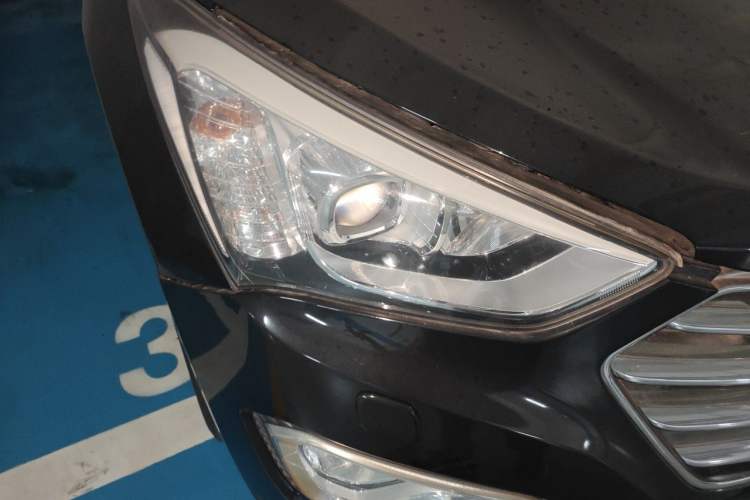 Used Hyundai Grand SantaFe 2013 3.0L 7-Seater 4x4 Flagship Edition Right Front Headlight