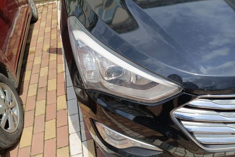 Used Hyundai Grand SantaFe 2013 3.0L 6-seat 4x4 Comfort Edition Right Front Headlight