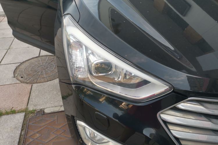 Used Hyundai Grand SantaFe 2013 3.0L 7-seat Four-Wheel-Drive Luxury Edition Right Front Headlight
