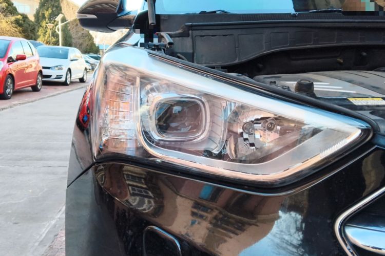 Used Hyundai Grand SantaFe 2013 3.0L 7-Seater 4x4 Flagship Edition Right Front Headlight