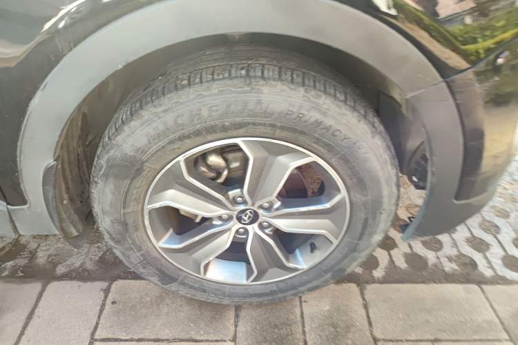 Used Hyundai Grand SantaFe 2013 3.0L 7-Seater Four-Wheel-Drive Comfort Edition Right Front Wheel Hub
