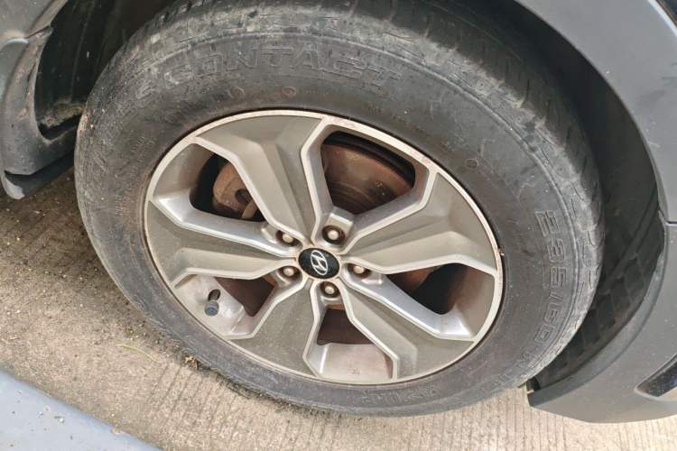 Used Hyundai Grand SantaFe 2013 3.0L 7-Seater Four-Wheel-Drive Comfort Edition Right Front Wheel Hub