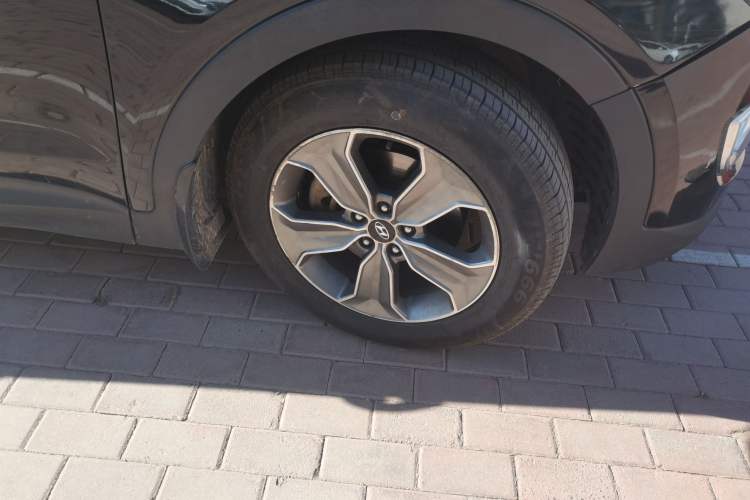 Used Hyundai Grand SantaFe 2013 3.0L 7-Seater Four-Wheel-Drive Comfort Edition Right Front Wheel Hub