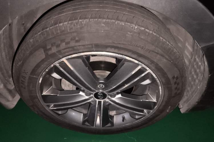 Used Hyundai Grand SantaFe 2013 3.0L 7-seat Four-Wheel-Drive Luxury Edition Right Front Wheel Hub