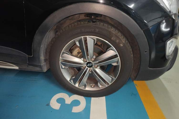 Used Hyundai Grand SantaFe 2013 3.0L 7-Seater 4x4 Flagship Edition Right Front Wheel Hub