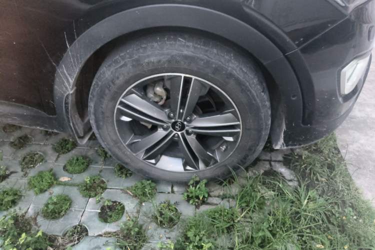 Used Hyundai Grand SantaFe 2013 3.0L 6-seat Four-Wheel-Drive Flagship Edition Right Front Wheel Hub
