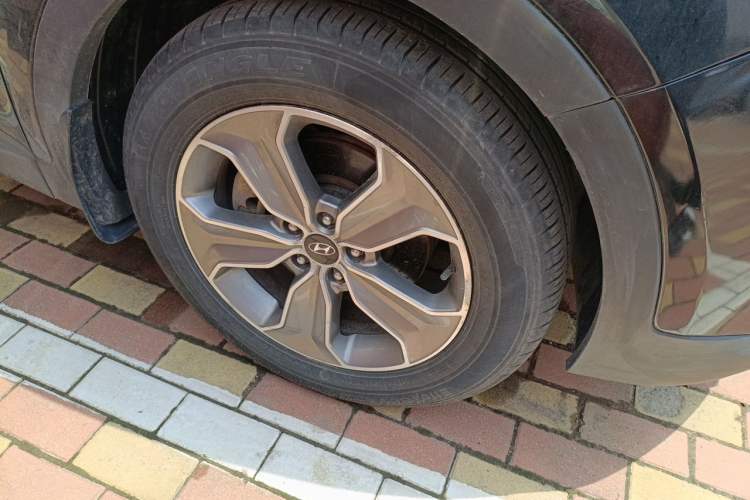 Used Hyundai Grand SantaFe 2013 3.0L 6-seat 4x4 Comfort Edition Right Front Wheel Hub