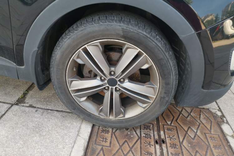 Used Hyundai Grand SantaFe 2013 3.0L 7-seat Four-Wheel-Drive Luxury Edition Right Front Wheel Hub