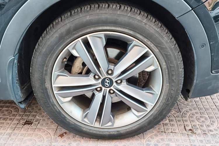 Used Hyundai Grand SantaFe 2013 3.0L 7-Seater 4x4 Flagship Edition Right Front Wheel Hub