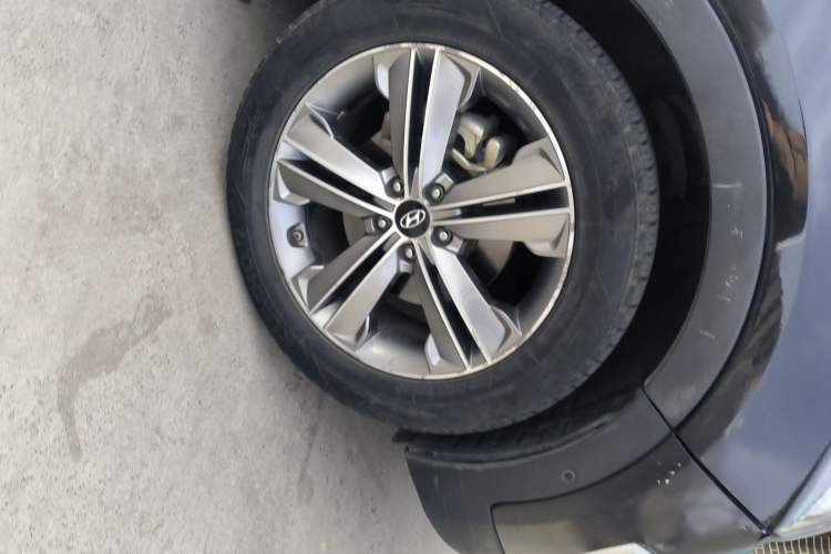 Used Hyundai Grand SantaFe 2013 3.0L 7-seat 4x4 Brown Interior Flagship Edition Right Front Wheel Hub