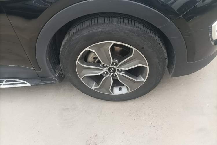 Used Hyundai Grand SantaFe 2013 3.0L 7-Seater Four-Wheel-Drive Comfort Edition Right Front Wheel Hub