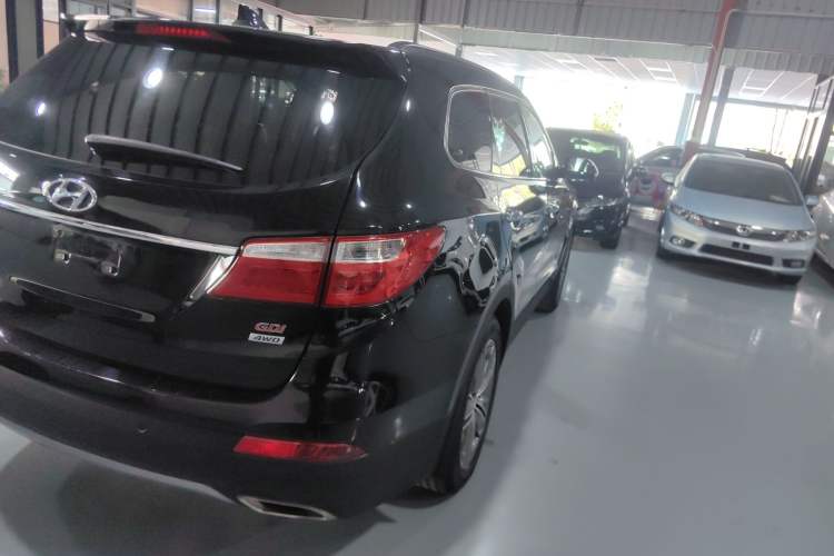 Used Hyundai Grand SantaFe 2013 3.0L 7-seat Four-Wheel-Drive Luxury Edition Right Rear Taillight