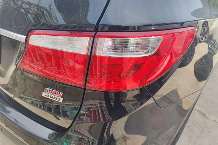 Used Hyundai Grand SantaFe 2013 3.0L 7-seat Four-Wheel-Drive Luxury Edition Right Rear Taillight