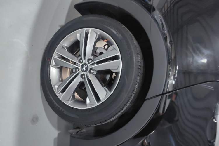 Used Hyundai Grand SantaFe 2013 3.0L 7-seat Four-Wheel-Drive Luxury Edition Right Rear Wheel Hub