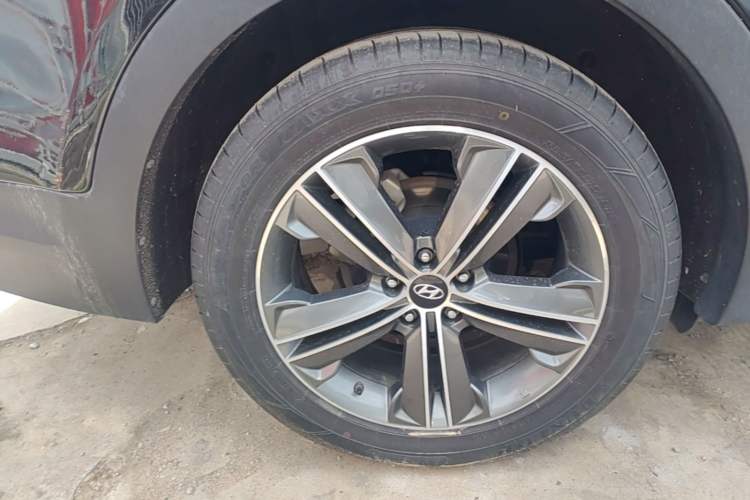 Used Hyundai Grand SantaFe 2013 3.0L 7-seat Four-Wheel-Drive Luxury Edition Right Rear Wheel Hub