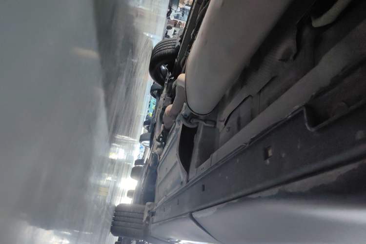 Used Hyundai Grand SantaFe 2013 3.0L 7-seat Four-Wheel-Drive Luxury Edition Right Side Sill