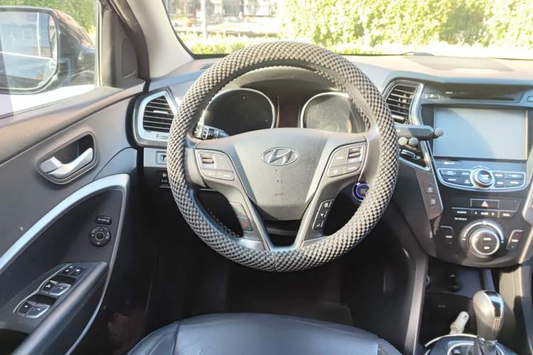 Used Hyundai Grand SantaFe 2013 3.0L 7-Seater Four-Wheel-Drive Comfort Edition Steering Wheel