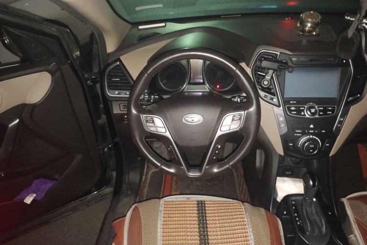 Used Hyundai Grand SantaFe 2013 3.0L 6-seat 4x4 Comfort Edition Steering Wheel